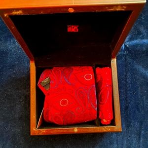 Men's tie and pocket square gift set
